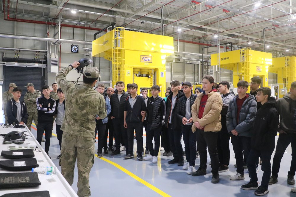 Geleceğin mühendisleri fabrikada: Öğrenciler askeri teçhizat üretimine hayran kaldı
