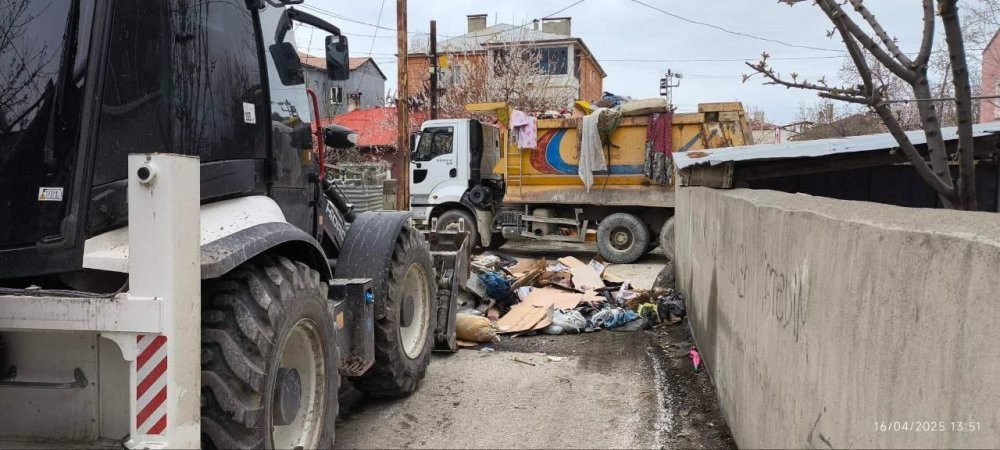 Kötü koku yayılıyordu! Evden tam 10 ton çöp çıktı