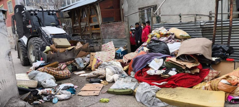 Kötü koku yayılıyordu! Evden tam 10 ton çöp çıktı