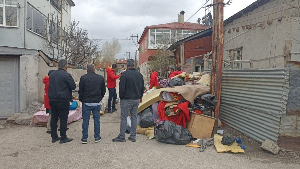 Kötü koku yayılıyordu! Evden tam 10 ton çöp çıktı