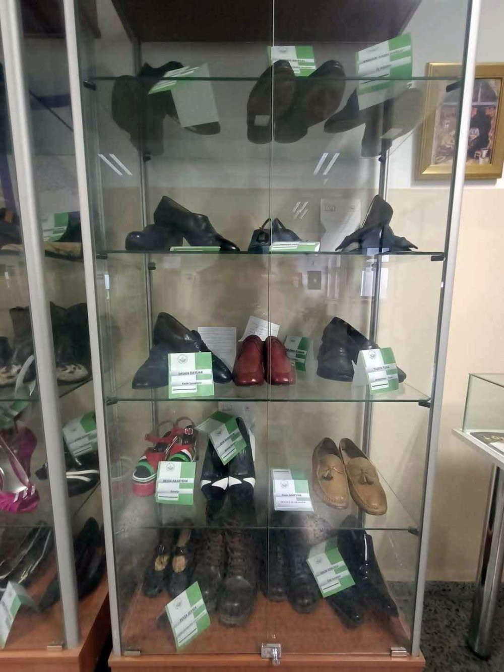 Vitrinler dolu taştı! Müzedeki ayakkabıları görenin dili tutuluyor