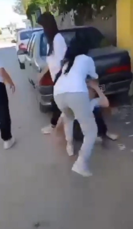 Adana’da liseli kızların küfür kavgası