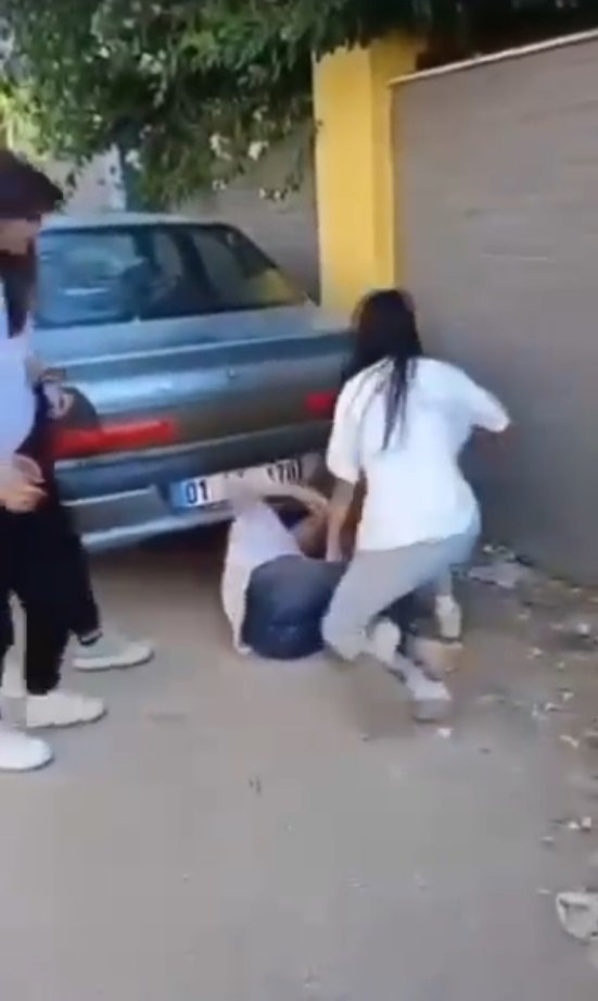 Adana’da liseli kızların küfür kavgası