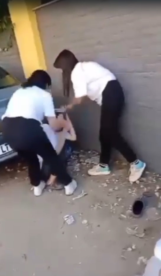 Adana’da liseli kızların küfür kavgası