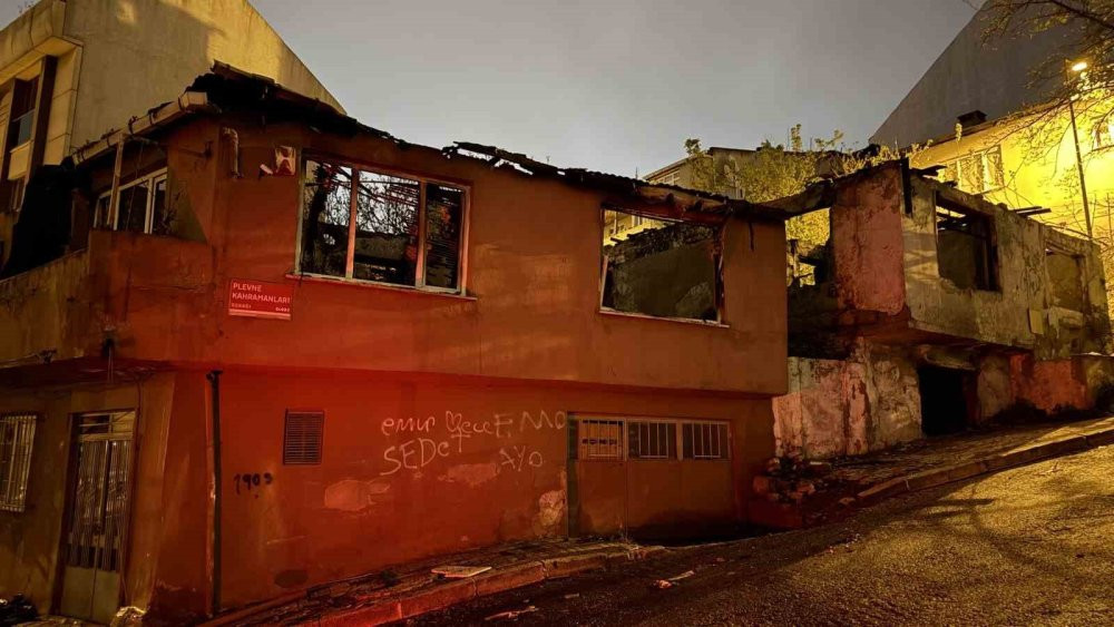 Gaziosmanpaşa’da iki bina alev alev yandı