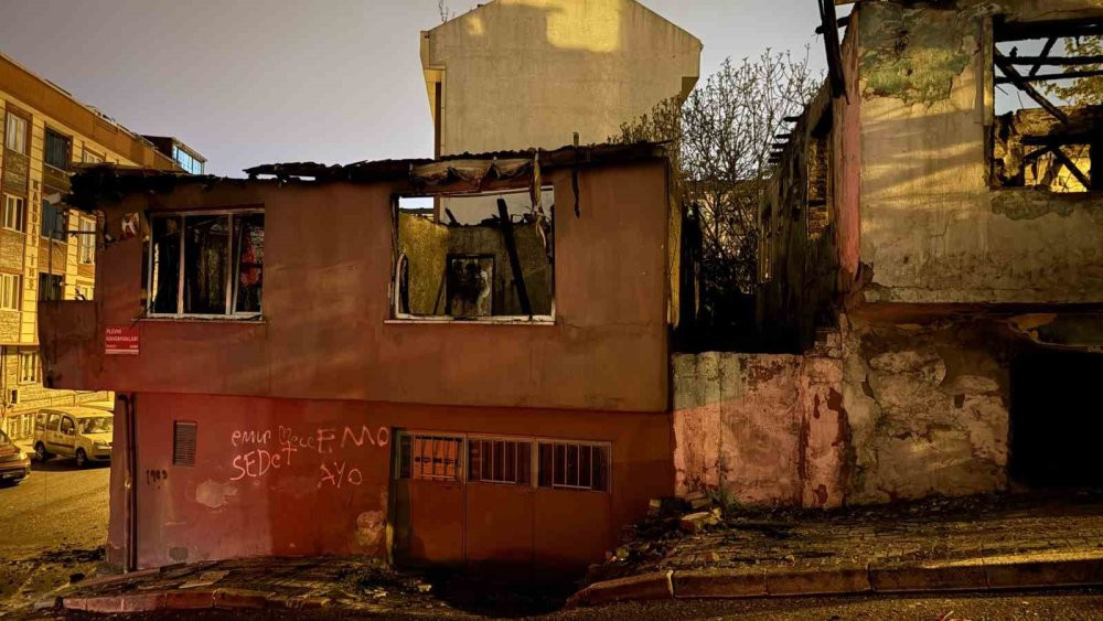 Gaziosmanpaşa’da iki bina alev alev yandı