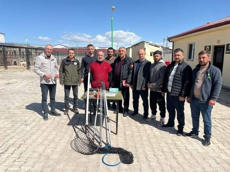 Sokak hayvanlarını yakalamak için personele eğitim verdi