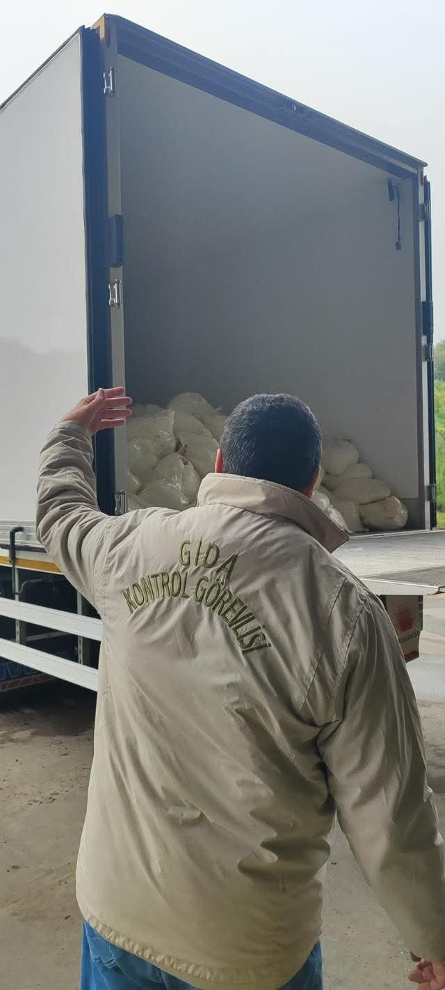 İnsan sağlığını tehlikeye atacaklardı... Son tüketim tarihi geçmiş tonlarca peynir ele geçirildi