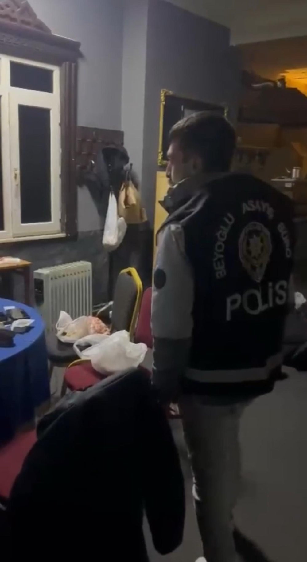 İstanbul'da kumarhaneyi basan polis 2 torbacıyı yakaladı! Polis umduğunu değil bulduğunu gözaltına aldı