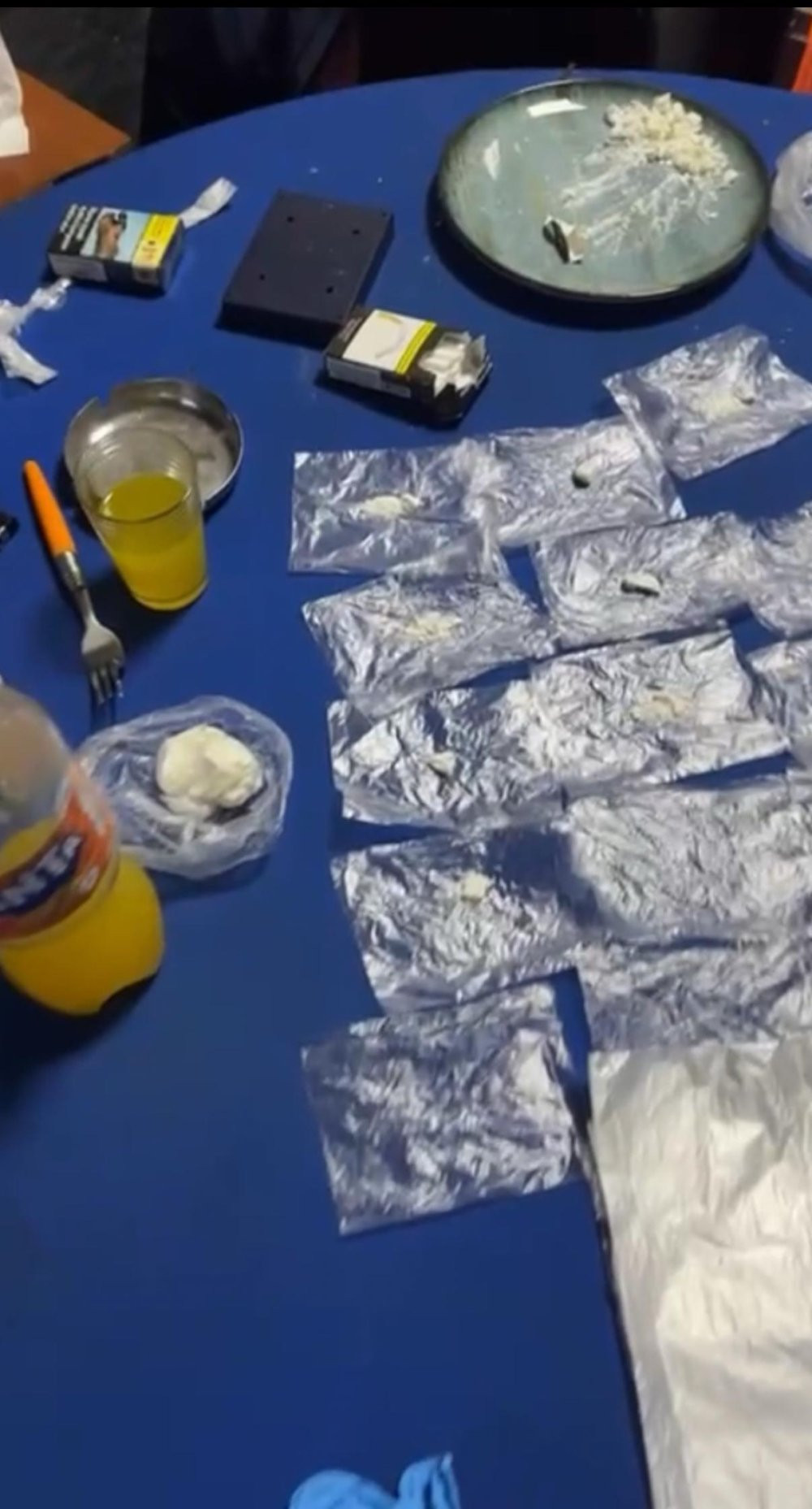 İstanbul'da kumarhaneyi basan polis 2 torbacıyı yakaladı! Polis umduğunu değil bulduğunu gözaltına aldı