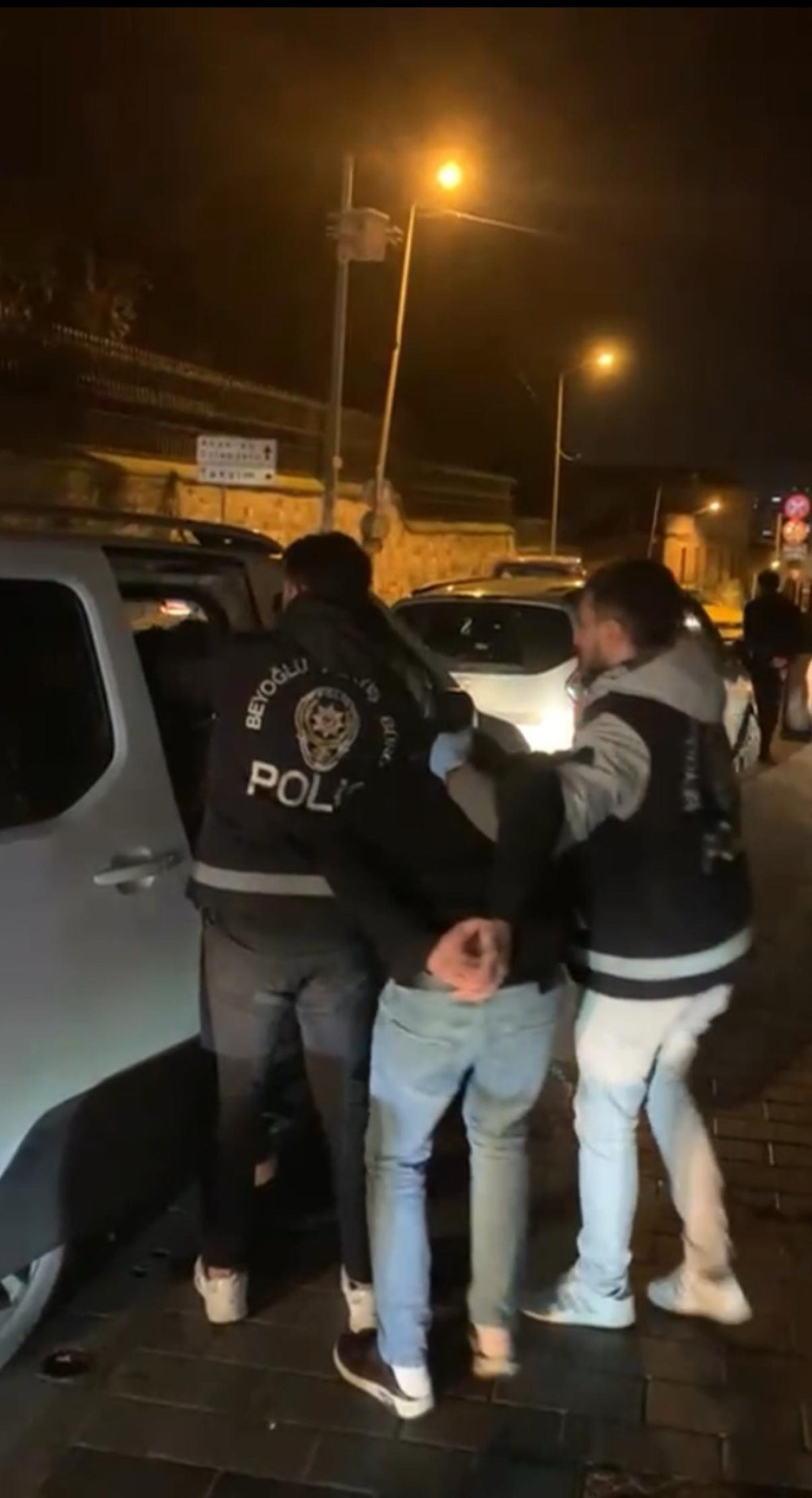 İstanbul'da kumarhaneyi basan polis 2 torbacıyı yakaladı! Polis umduğunu değil bulduğunu gözaltına aldı