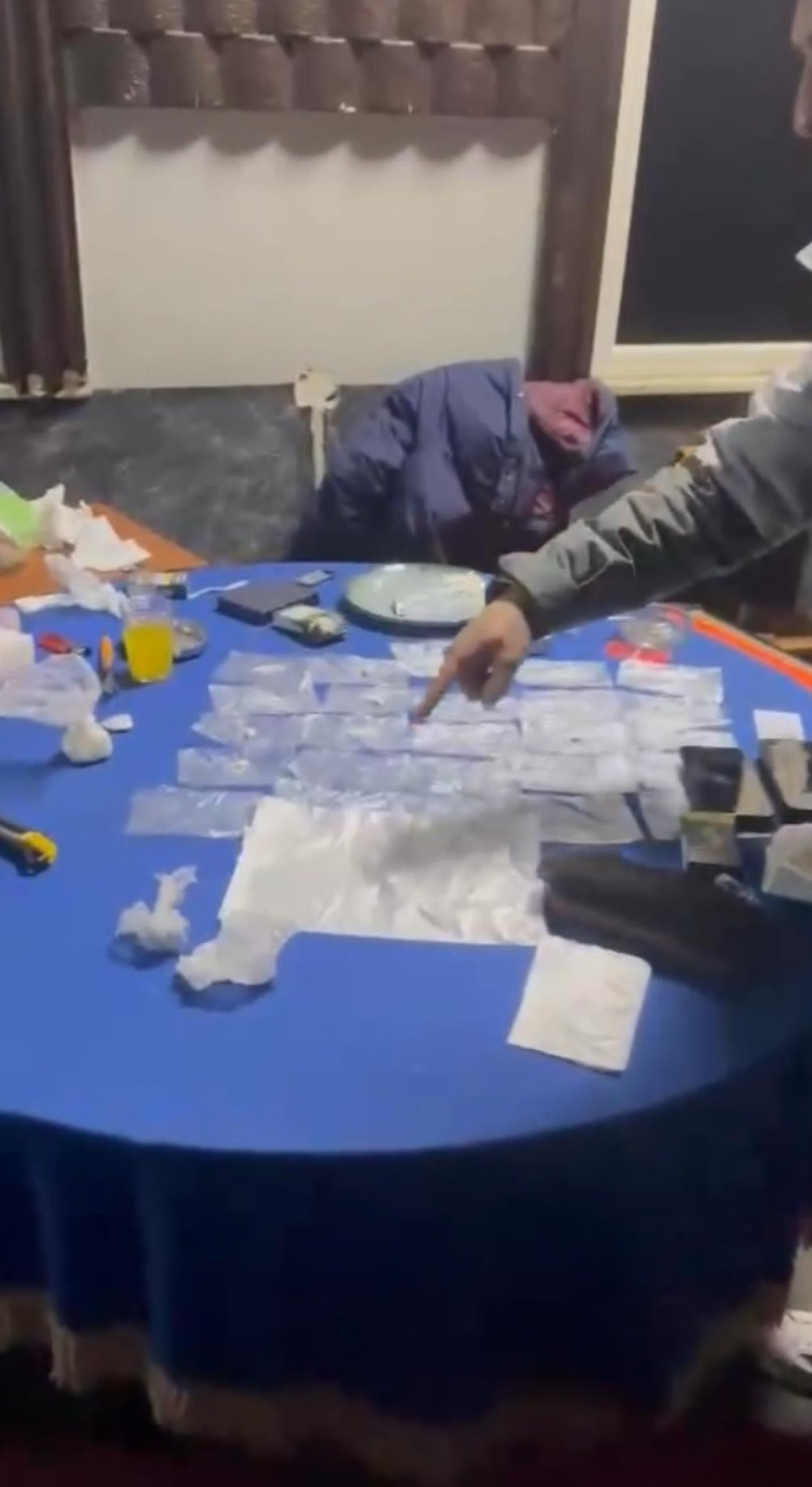 İstanbul'da kumarhaneyi basan polis 2 torbacıyı yakaladı! Polis umduğunu değil bulduğunu gözaltına aldı