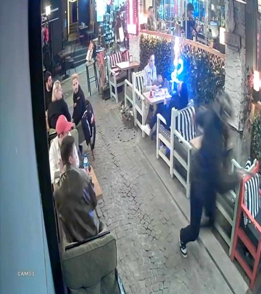 Kafede karısıyla oturan adımı ensesinden vurdu! Dibine kadar yaklaştı: Yüzünü motosiklet kaskıyla gizledi