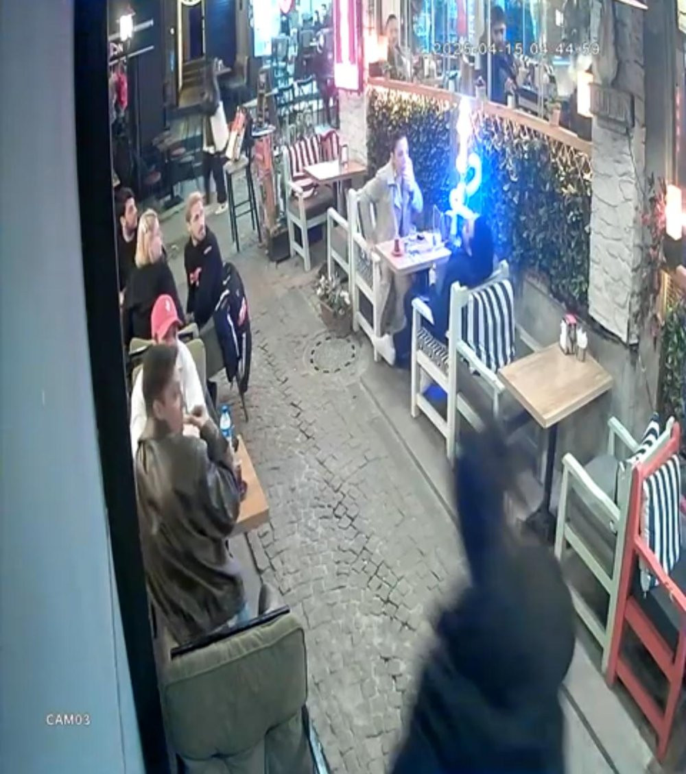 Kafede karısıyla oturan adımı ensesinden vurdu! Dibine kadar yaklaştı: Yüzünü motosiklet kaskıyla gizledi