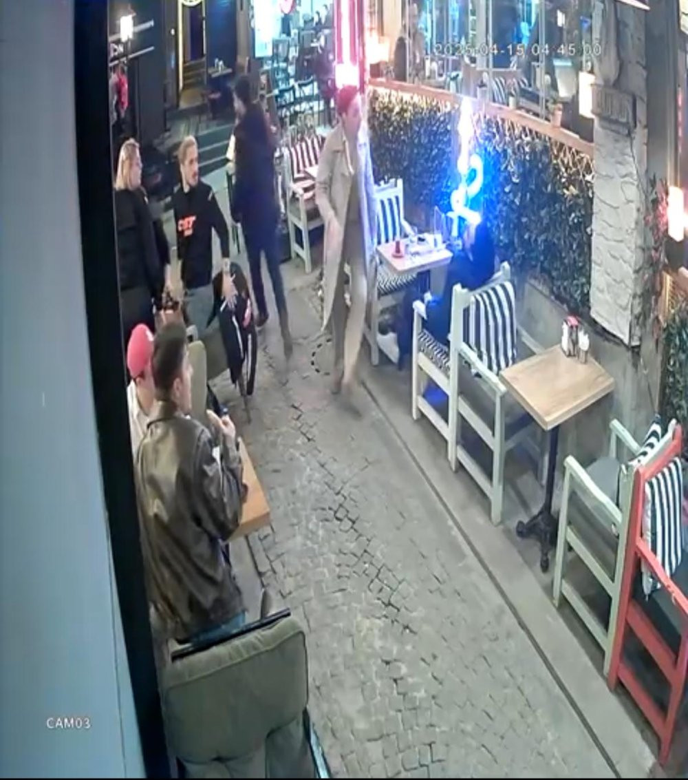 Kafede karısıyla oturan adımı ensesinden vurdu! Dibine kadar yaklaştı: Yüzünü motosiklet kaskıyla gizledi