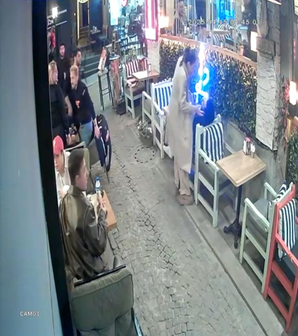 Kafede karısıyla oturan adımı ensesinden vurdu! Dibine kadar yaklaştı: Yüzünü motosiklet kaskıyla gizledi