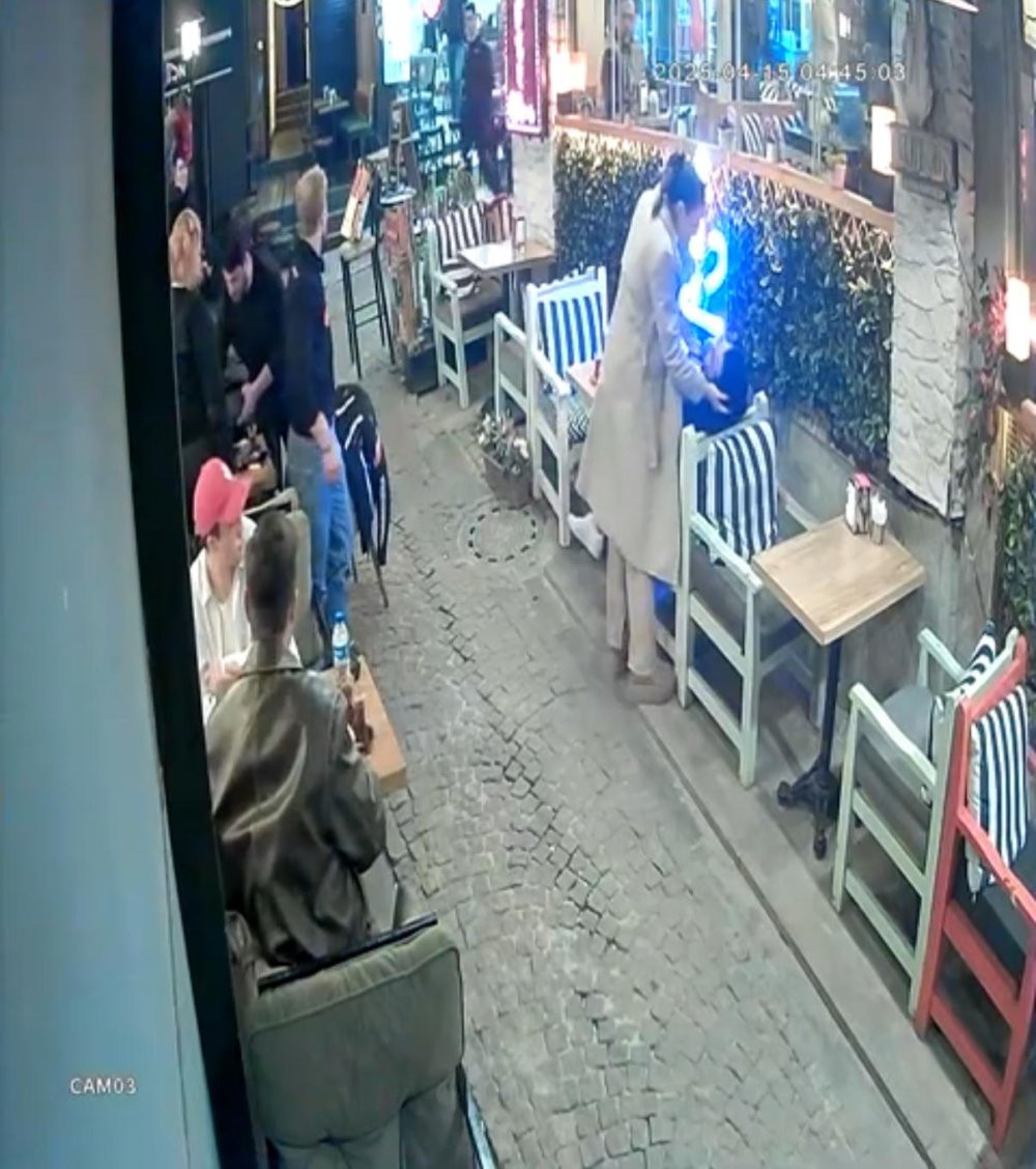 Kafede karısıyla oturan adımı ensesinden vurdu! Dibine kadar yaklaştı: Yüzünü motosiklet kaskıyla gizledi