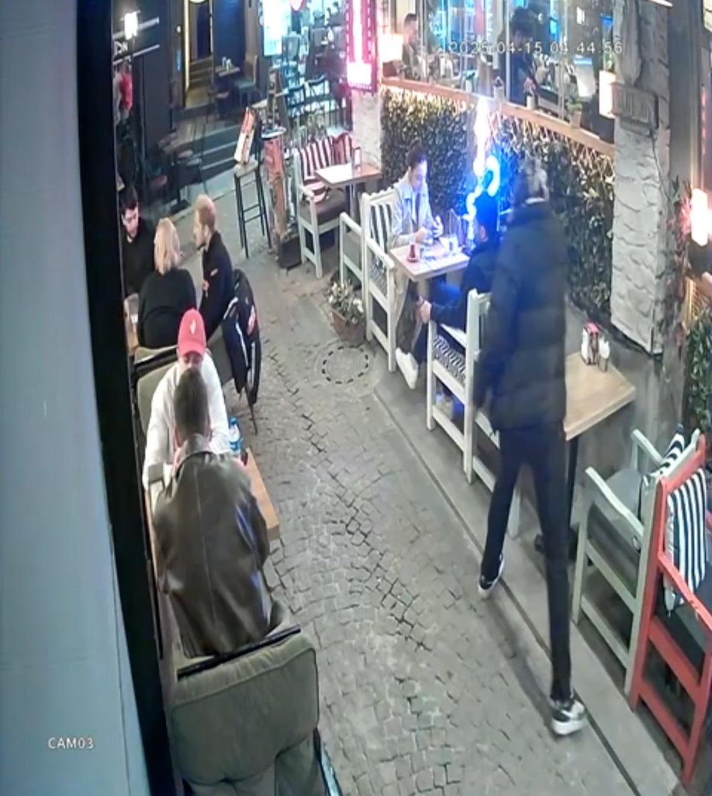 Kafede karısıyla oturan adımı ensesinden vurdu! Dibine kadar yaklaştı: Yüzünü motosiklet kaskıyla gizledi