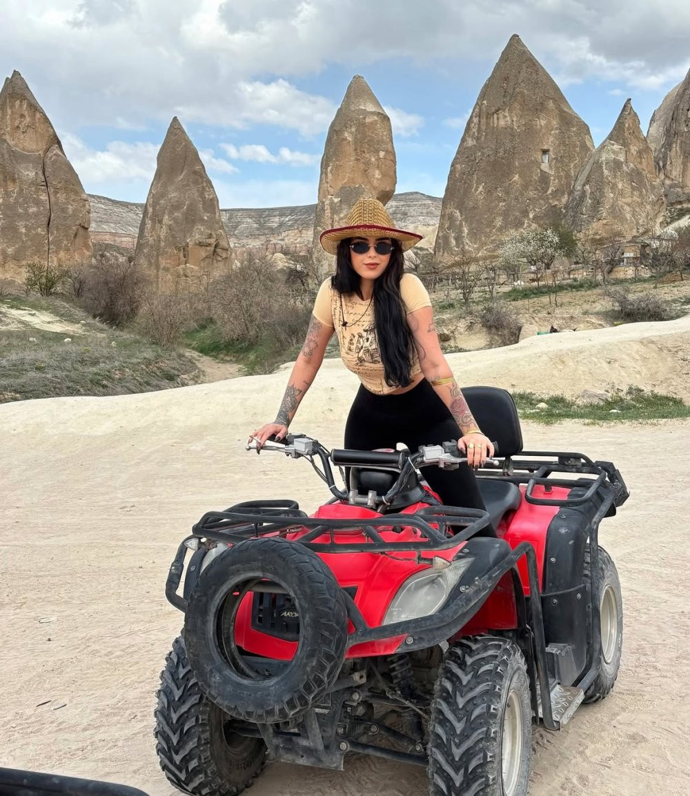 Ünlü oyuncu Sevil Akdağ, sosyal medya fenomenini vahşice bıçakladı!