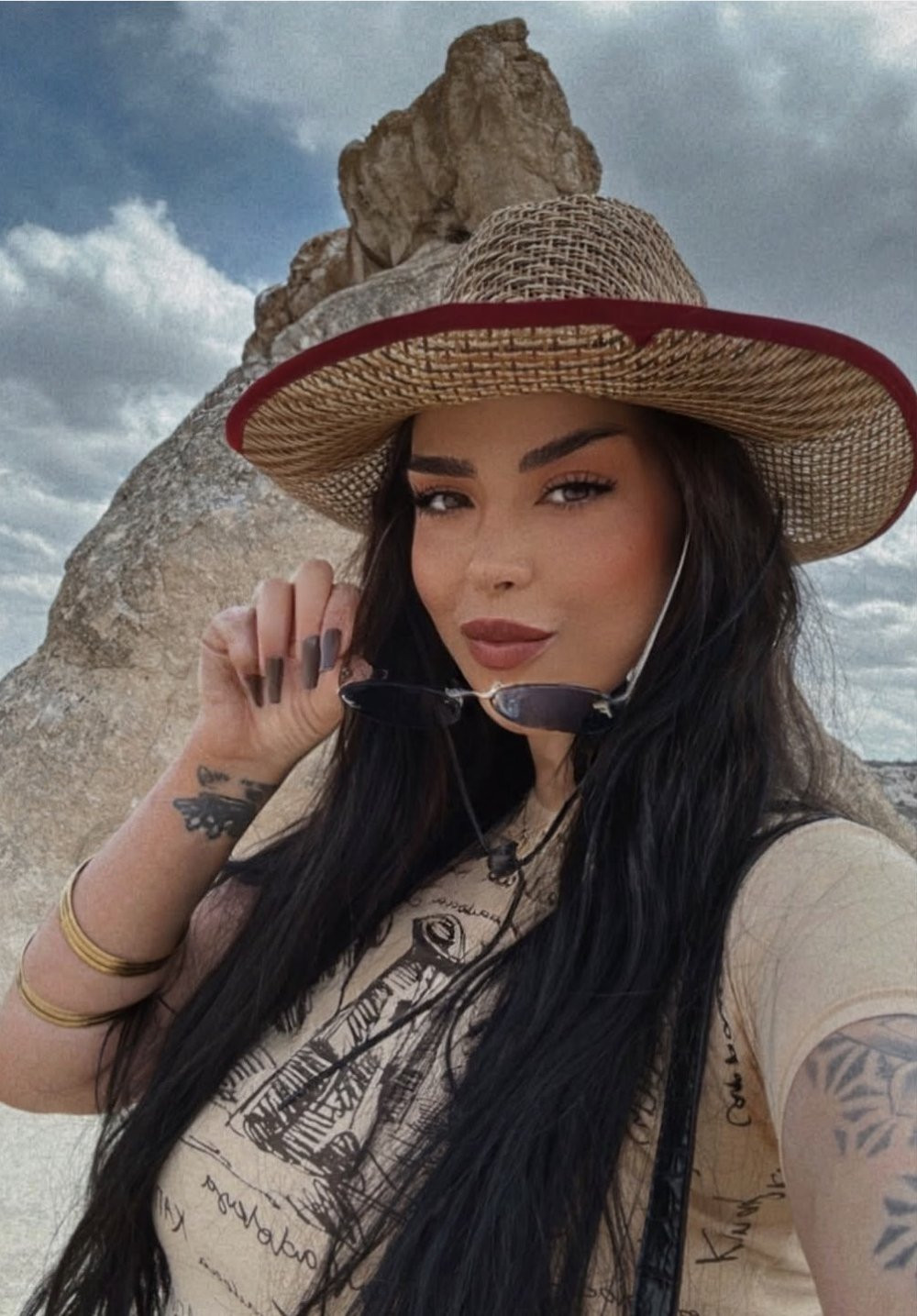 Ünlü oyuncu Sevil Akdağ, sosyal medya fenomenini vahşice bıçakladı!