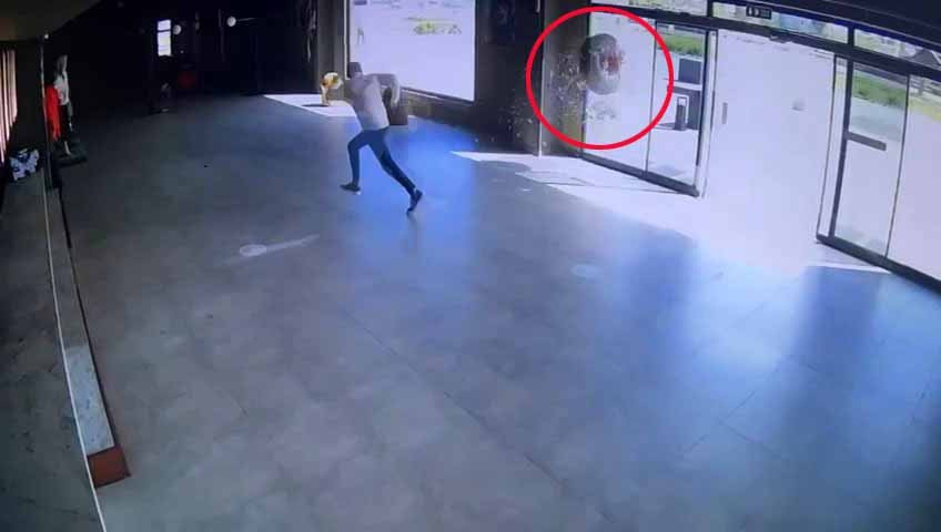 Antalya'da trafikte şaşkına çeviren dakikalar! Aniden fırladı metrelerce gidip mağaza daldı