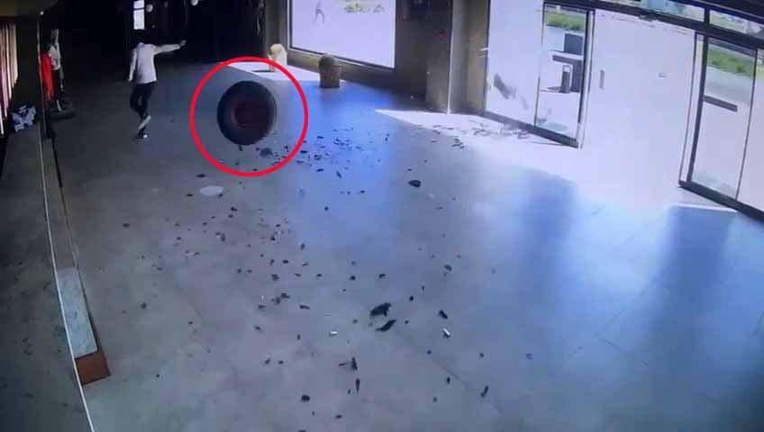 Antalya'da trafikte şaşkına çeviren dakikalar! Aniden fırladı metrelerce gidip mağaza daldı