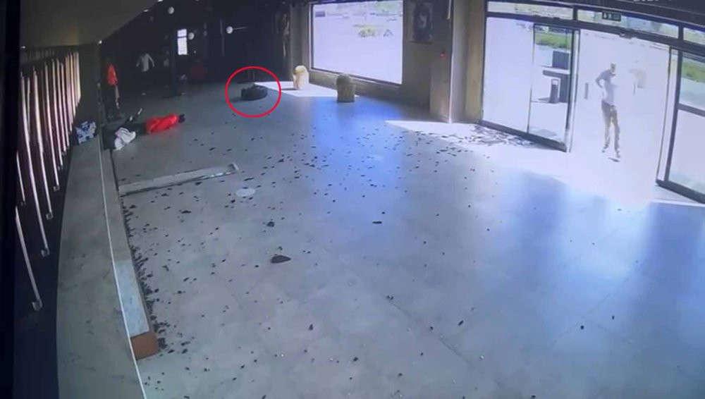 Antalya'da trafikte şaşkına çeviren dakikalar! Aniden fırladı metrelerce gidip mağaza daldı