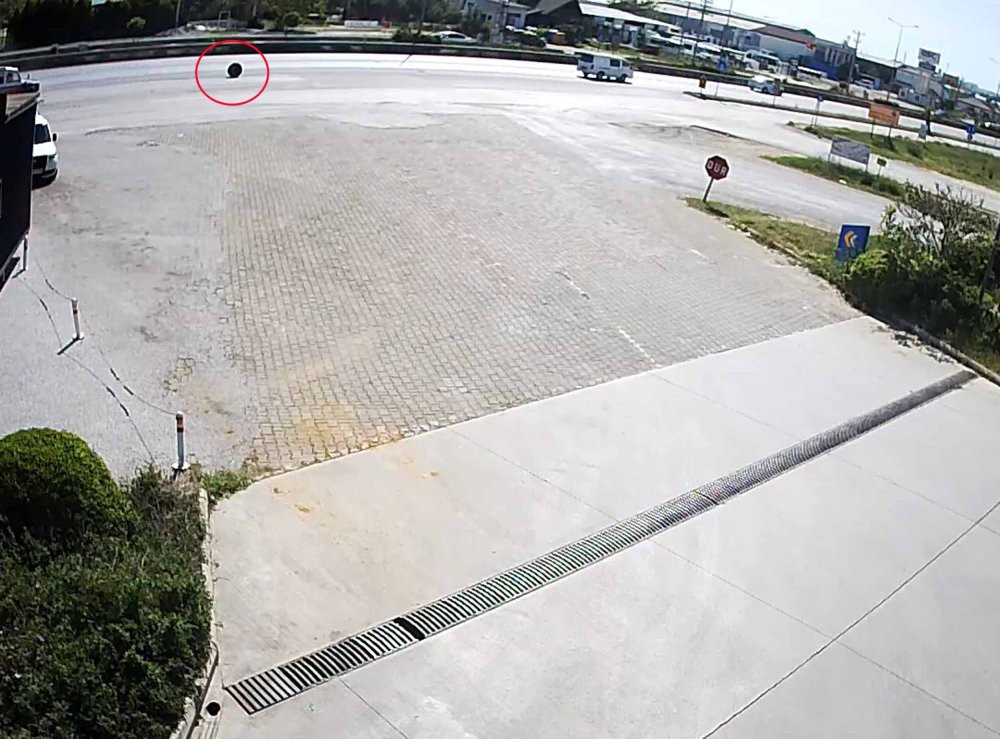 Antalya'da trafikte şaşkına çeviren dakikalar! Aniden fırladı metrelerce gidip mağaza daldı