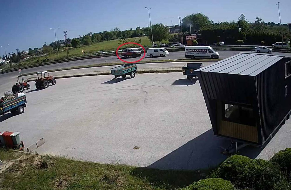 Antalya'da trafikte şaşkına çeviren dakikalar! Aniden fırladı metrelerce gidip mağaza daldı