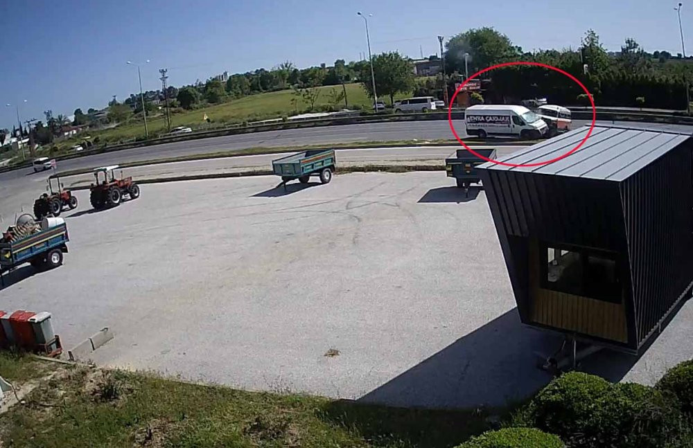 Antalya'da trafikte şaşkına çeviren dakikalar! Aniden fırladı metrelerce gidip mağaza daldı