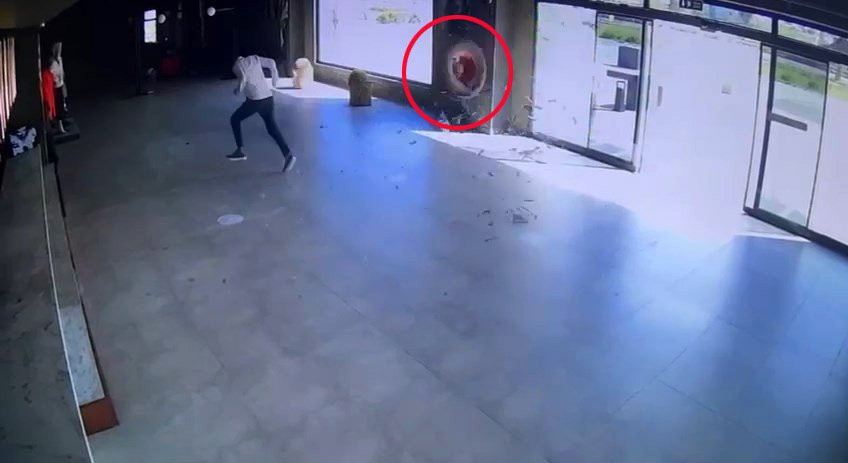 Antalya'da trafikte şaşkına çeviren dakikalar! Aniden fırladı metrelerce gidip mağaza daldı