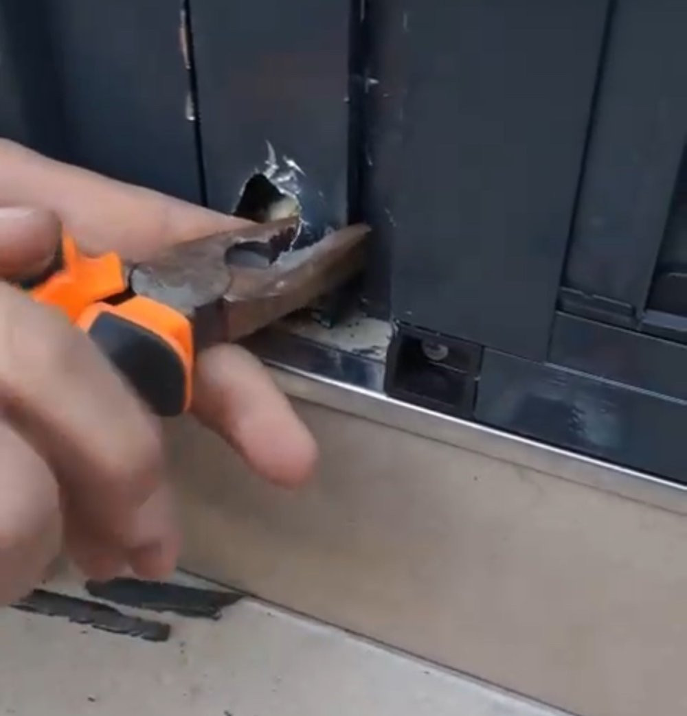 Düzce’de pervazdan gelen esrarengiz sesler vatandaşları alarma geçirdi: İtfaiyenin operasyonu ile kurtarıldı