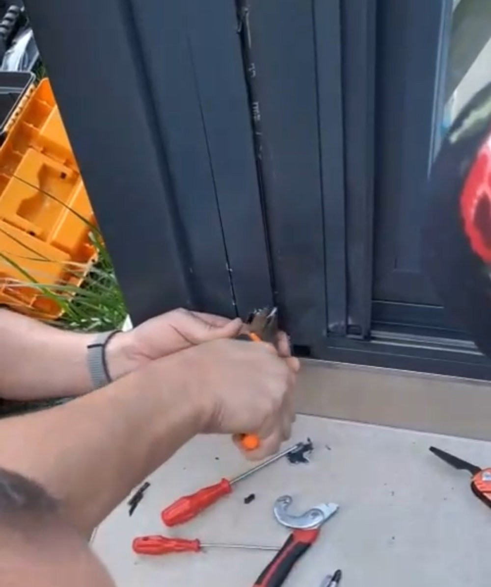 Düzce’de pervazdan gelen esrarengiz sesler vatandaşları alarma geçirdi: İtfaiyenin operasyonu ile kurtarıldı