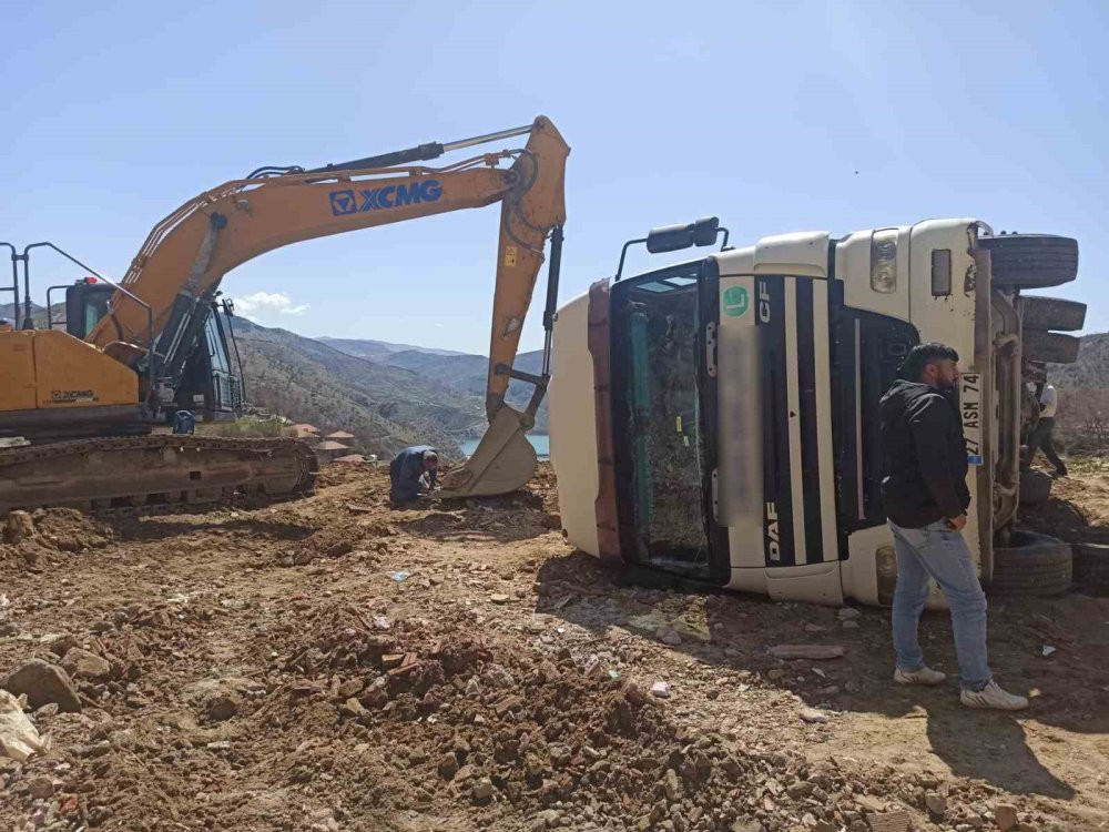 Hafriyat kamyonu devrildi