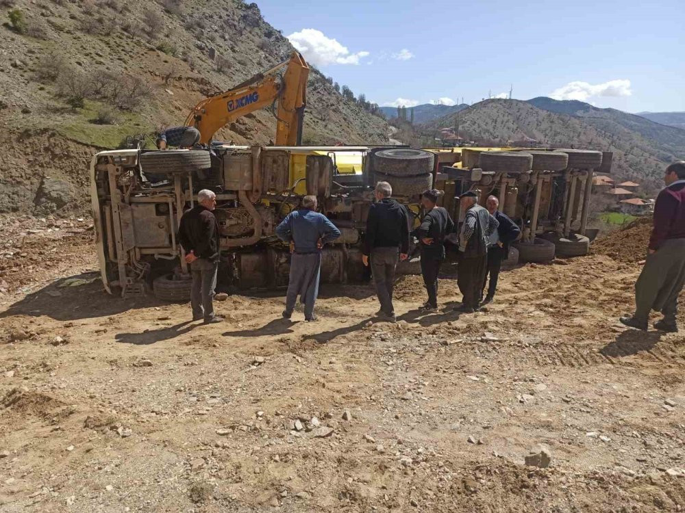 Hafriyat kamyonu devrildi