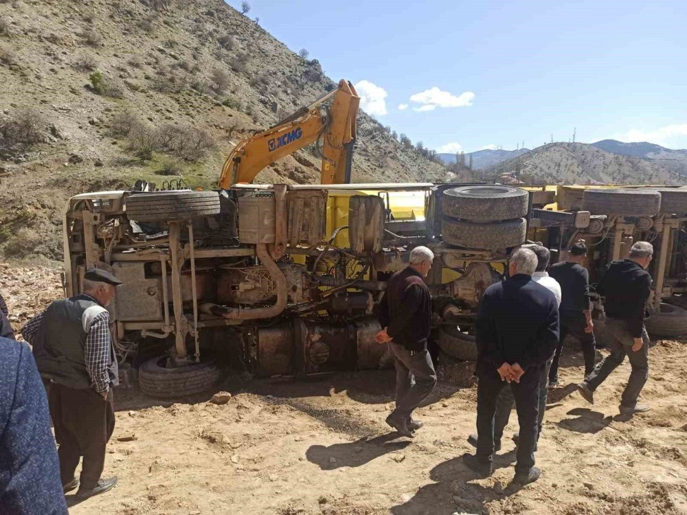 Hafriyat kamyonu devrildi