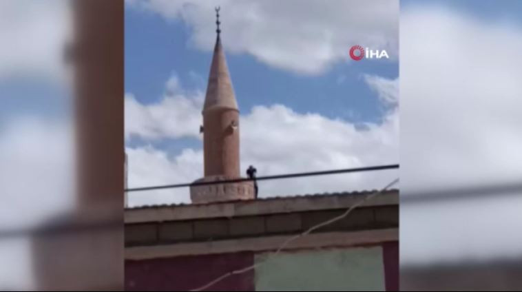 kayseride-cami-minaresinde-intihar-girisimi-gerilim-dolu-anlar-yenicag-10.jpg
