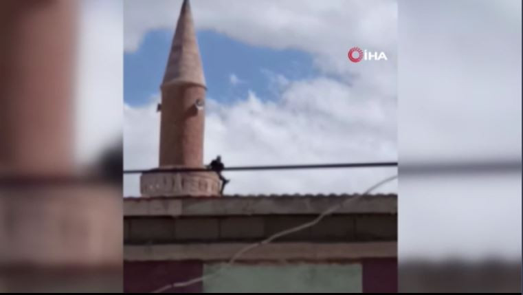 kayseride-cami-minaresinde-intihar-girisimi-gerilim-dolu-anlar-yenicag-3.jpg