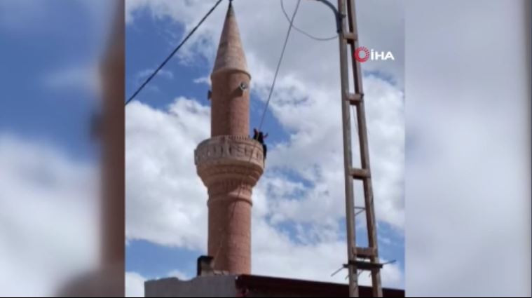 kayseride-cami-minaresinde-intihar-girisimi-gerilim-dolu-anlar-yenicag-4.jpg