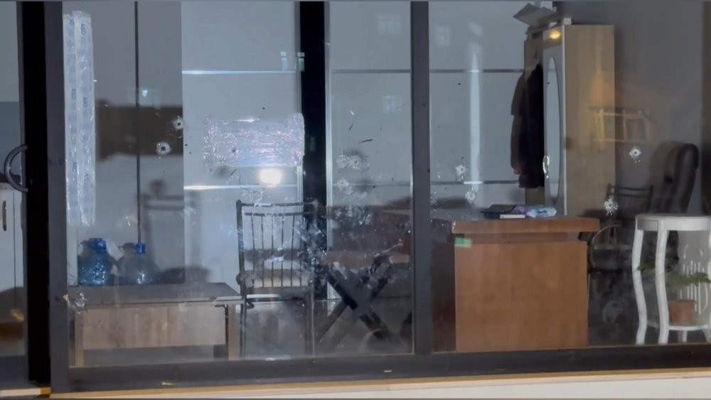 Motosikletli şüphelilerden kan donduran saldırı! Küçükçekmece’de işyerini kurşun yağmuruna tuttular