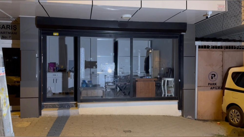 Motosikletli şüphelilerden kan donduran saldırı! Küçükçekmece’de işyerini kurşun yağmuruna tuttular