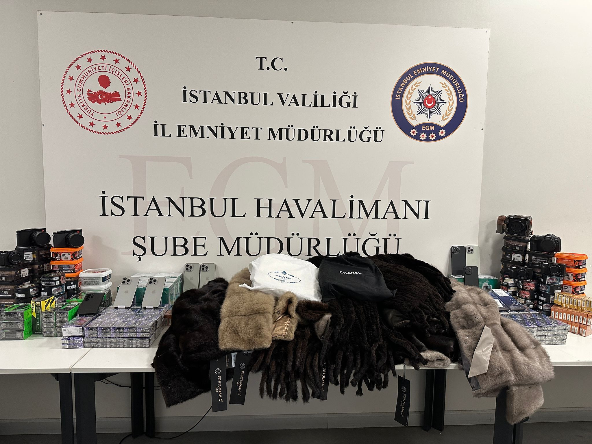 stanbul-havalimaninda-kacakcilik-operasyonu-valizden-vizon-kurkten-spor-ayakkabiya-neler-cikti-neler-yenicag-11.jpg