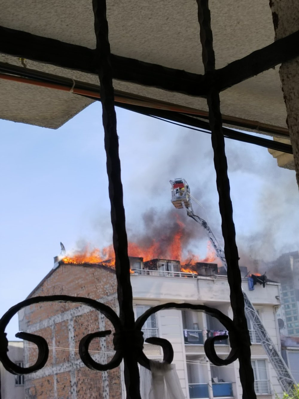 Esenyurt'ta 4 katlı binada yangın paniği! Alevler çatıyı sardı