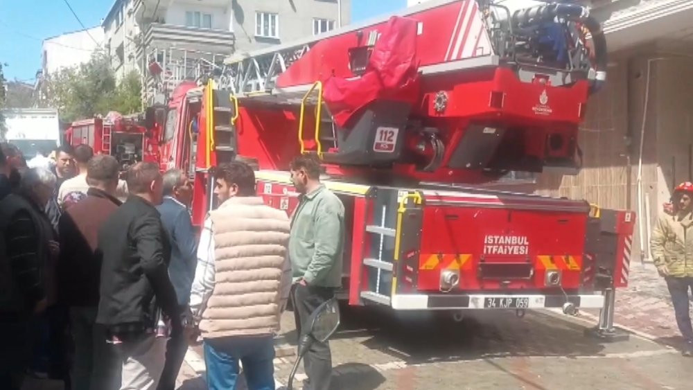 Esenyurt'ta 4 katlı binada yangın paniği! Alevler çatıyı sardı