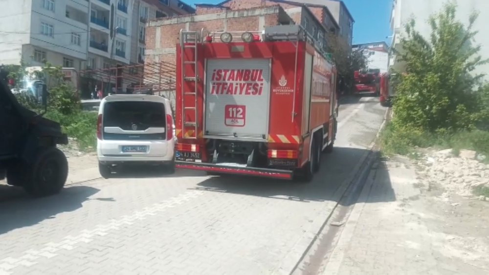 Esenyurt'ta 4 katlı binada yangın paniği! Alevler çatıyı sardı