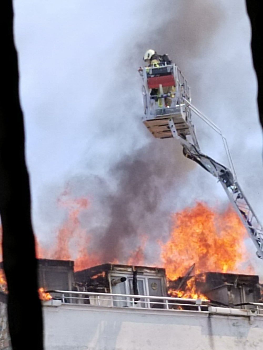 Esenyurt'ta 4 katlı binada yangın paniği! Alevler çatıyı sardı