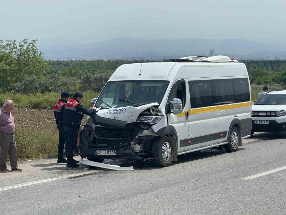 Manisa’da okul servisleri çarpıştı! Çok sayıda öğrenci yaralandı