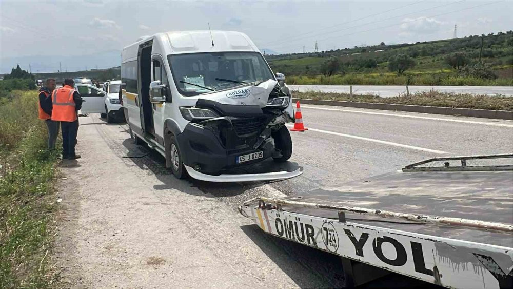 Manisa’da okul servisleri çarpıştı! Çok sayıda öğrenci yaralandı