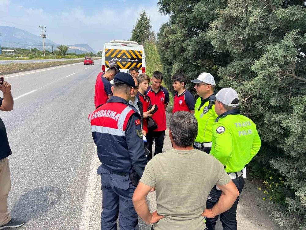 Manisa’da okul servisleri çarpıştı! Çok sayıda öğrenci yaralandı