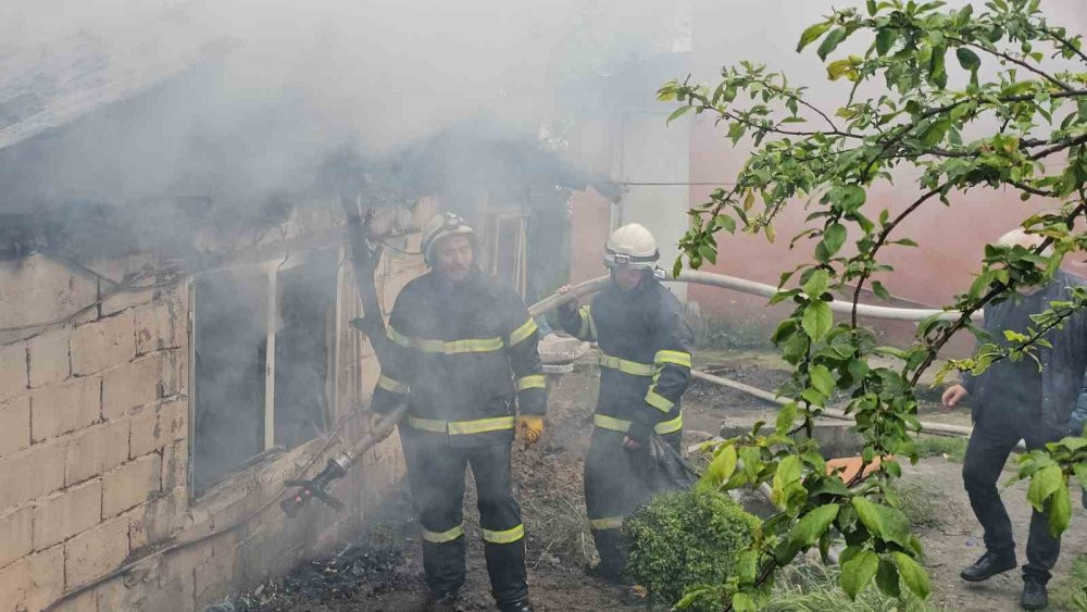 Zonguldak'ta gecekonduda yangın! Alevler arasında kalan yaşlı adam son anda kurtarıldı
